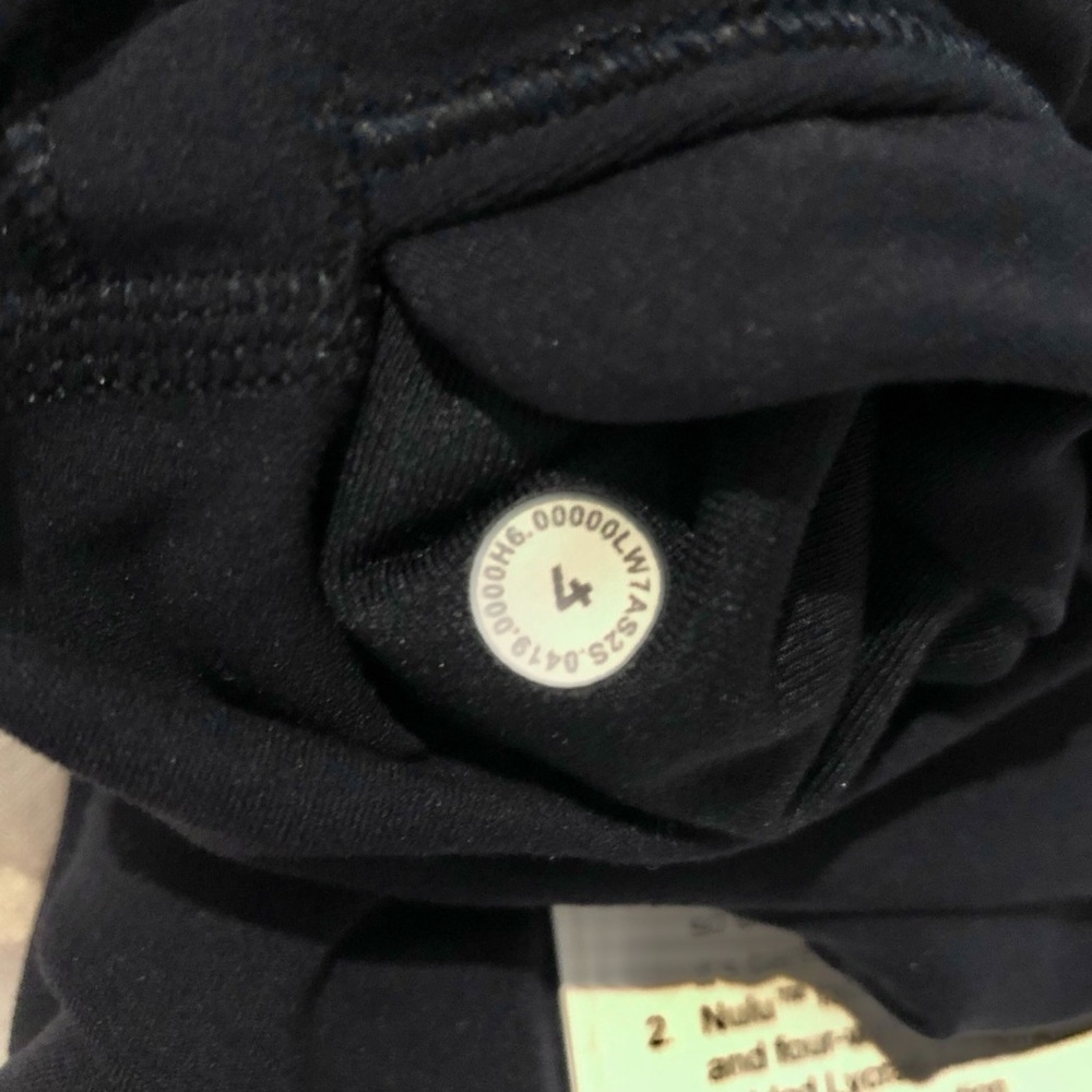SOLD X NWT Lululemon Align 6” Shorts in True Navy - Picture 6 of 7